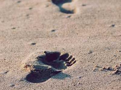 I changed 10+ settings on my iPhone to significantly extend its battery life (iOS 26 and older)