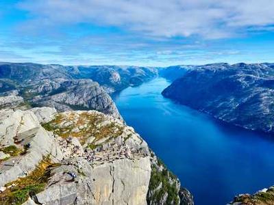 TSA's plea: Don't make these airport Wi-Fi and public charging mistakes this holiday